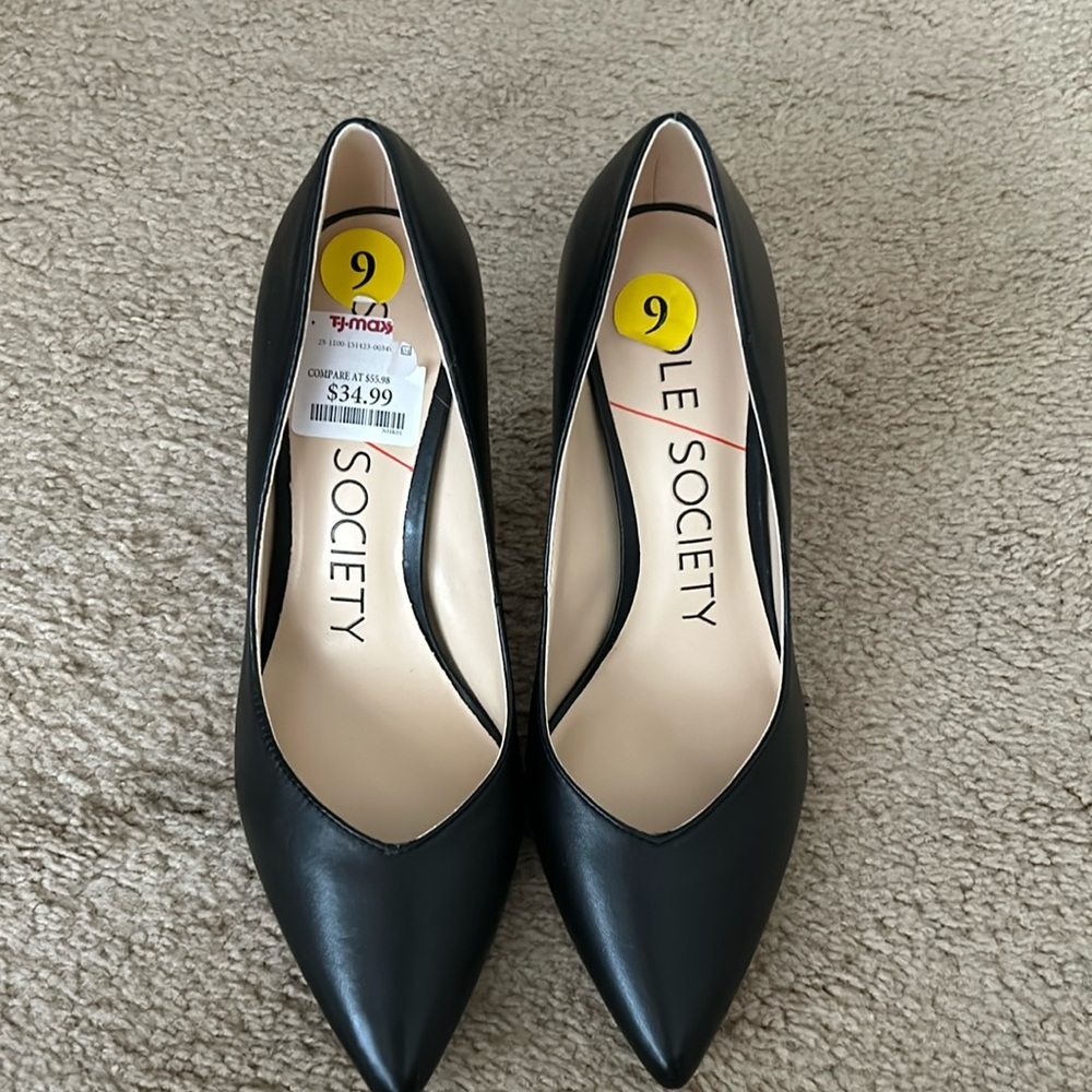 Black pumps